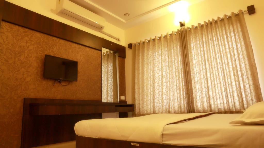 Hotel Sai Ramanand Shirdi Exteriör bild