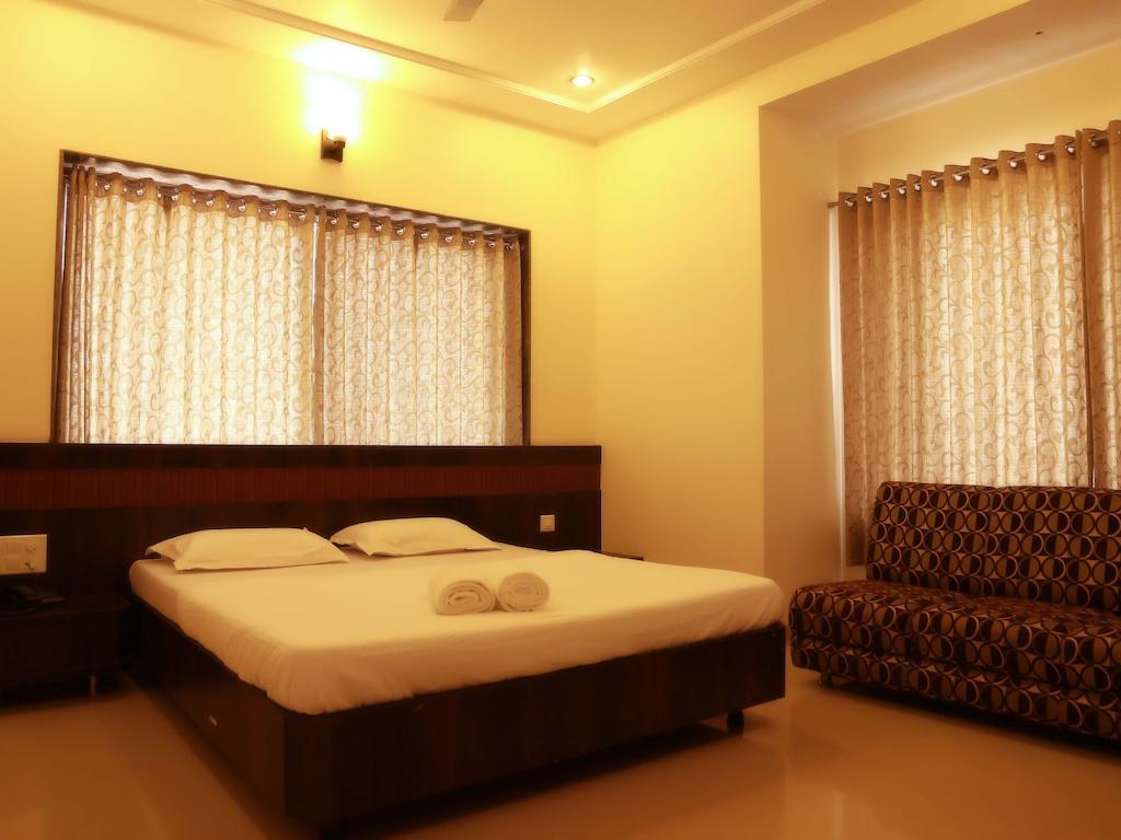 Hotel Sai Ramanand Shirdi Exteriör bild