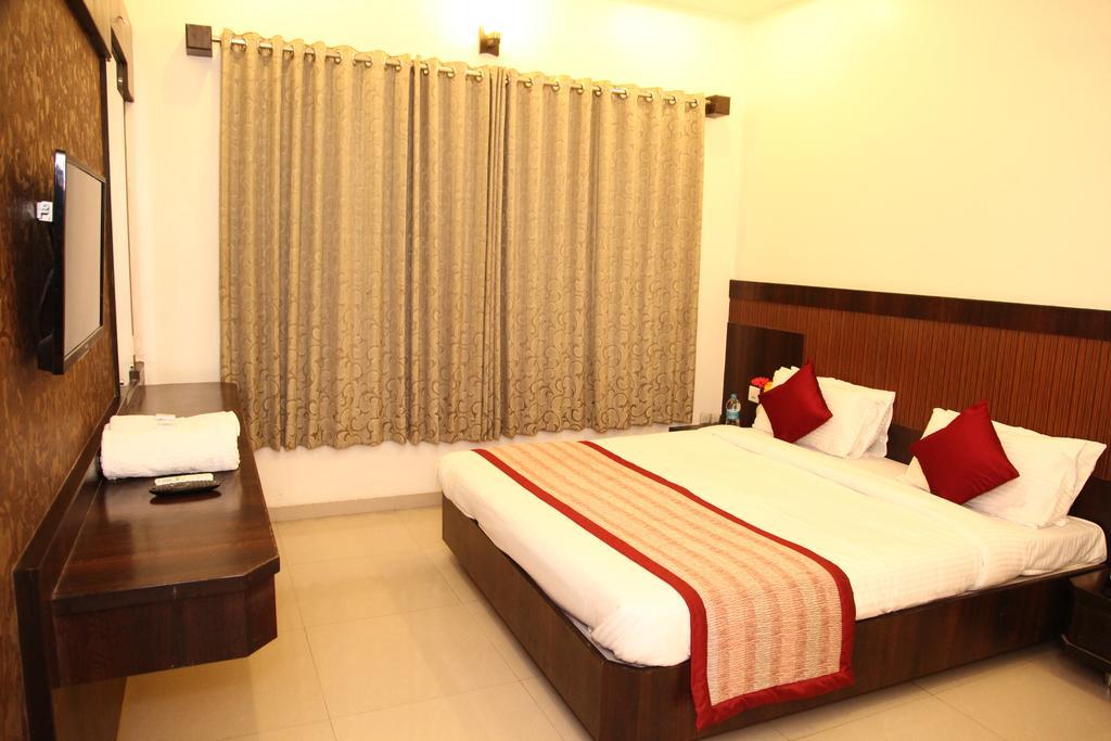 Hotel Sai Ramanand Shirdi Exteriör bild