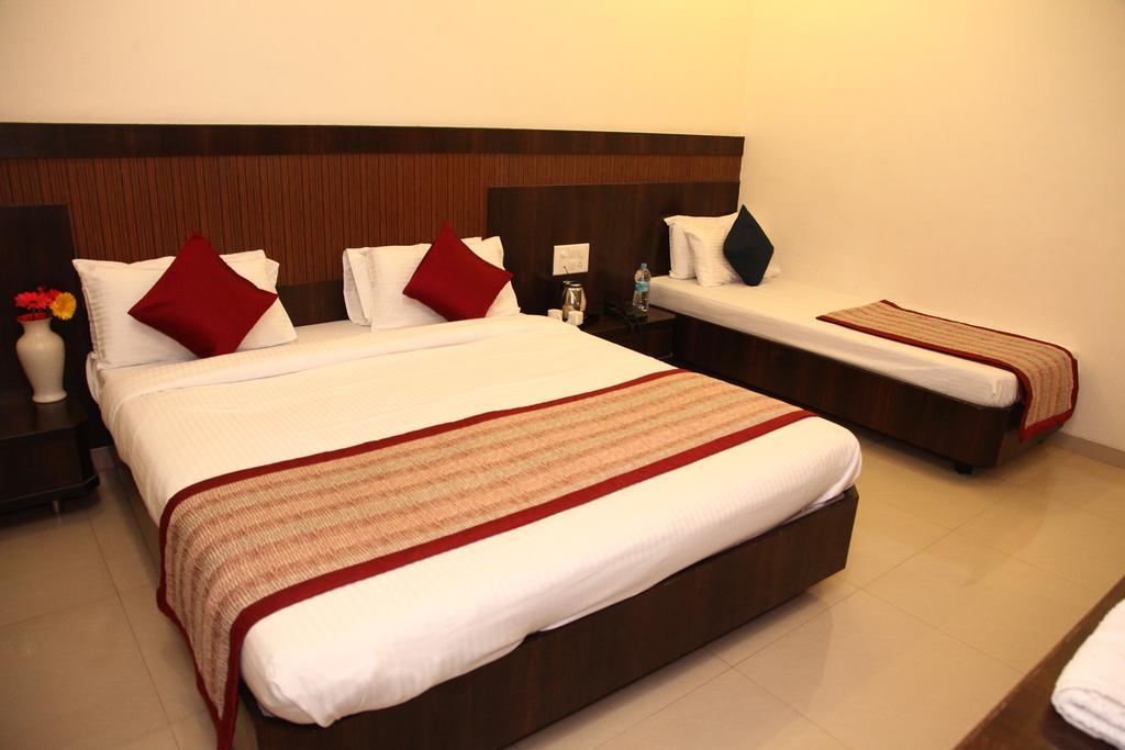 Hotel Sai Ramanand Shirdi Exteriör bild