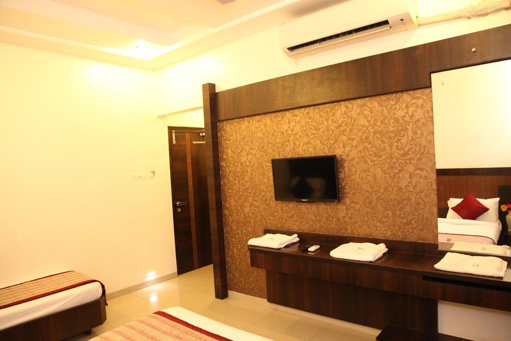 Hotel Sai Ramanand Shirdi Exteriör bild