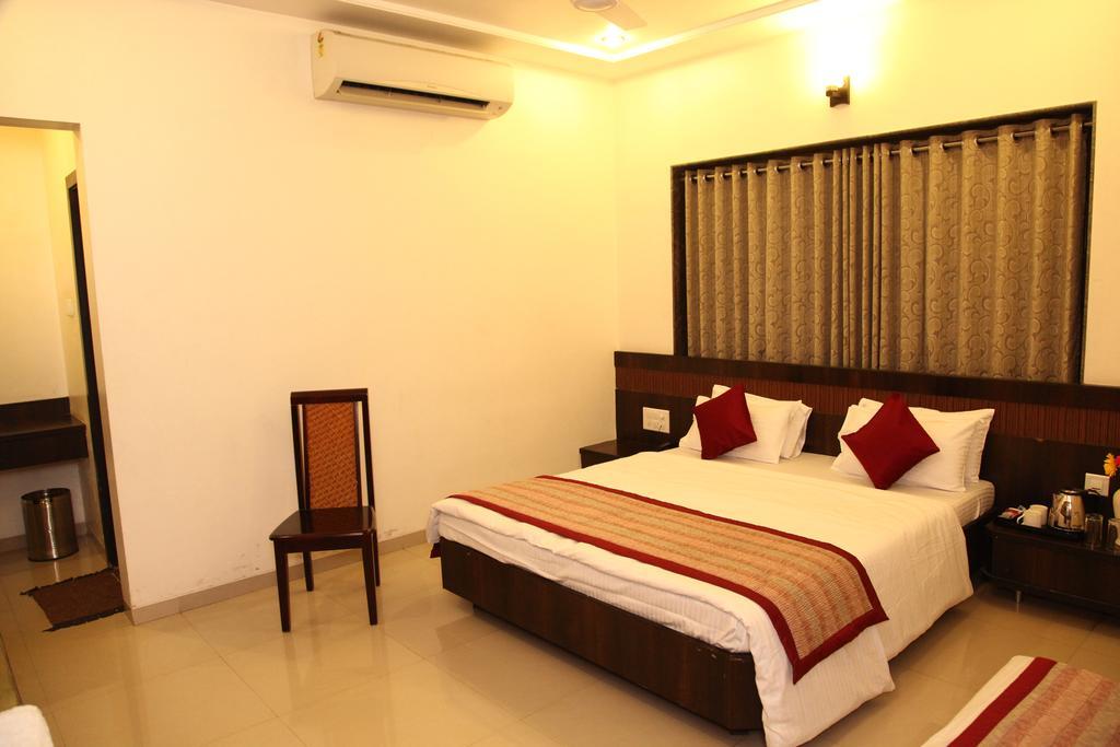 Hotel Sai Ramanand Shirdi Exteriör bild
