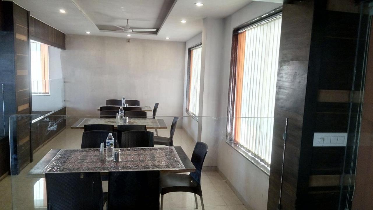 Hotel Sai Ramanand Shirdi Exteriör bild